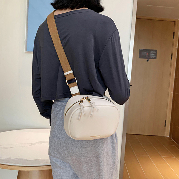 Sieviešu ādas soma ar regulējamu rokturi