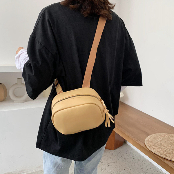 Sieviešu ādas soma ar regulējamu rokturi