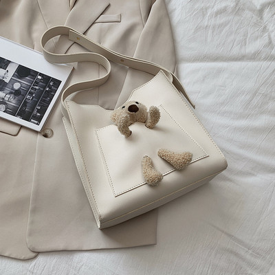 Női bőr válltáska plüssmacival, két modellben