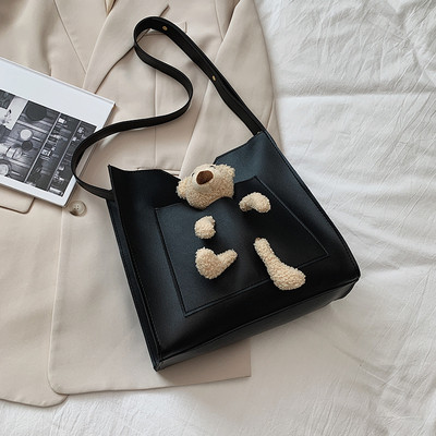 Női bőr válltáska plüssmacival, két modellben