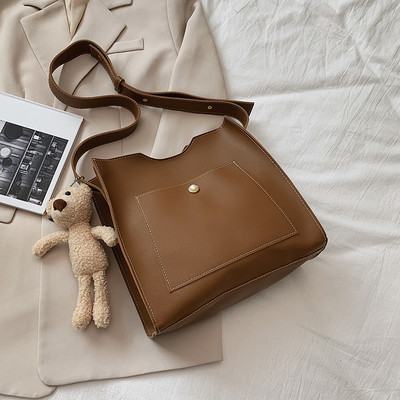 Női bőr válltáska plüssmacival, két modellben