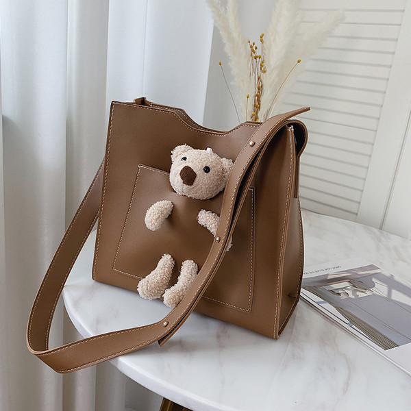Női bőr válltáska plüssmacival, két modellben