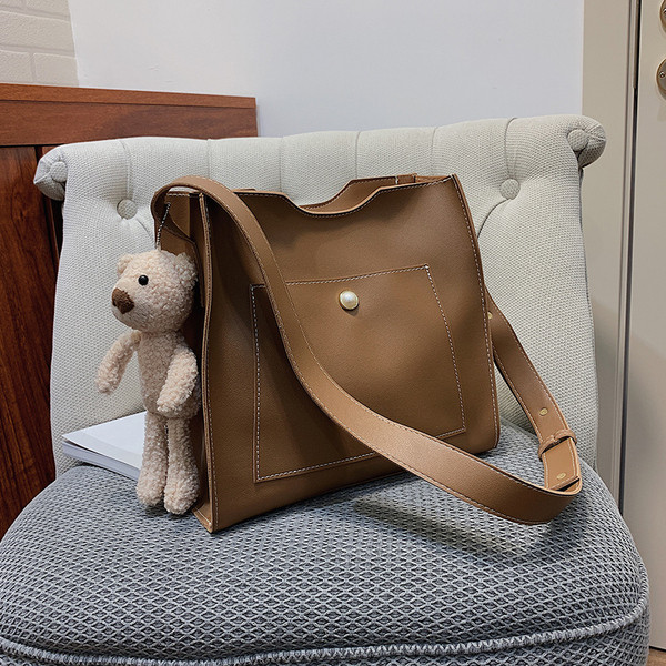 Női bőr válltáska plüssmacival, két modellben