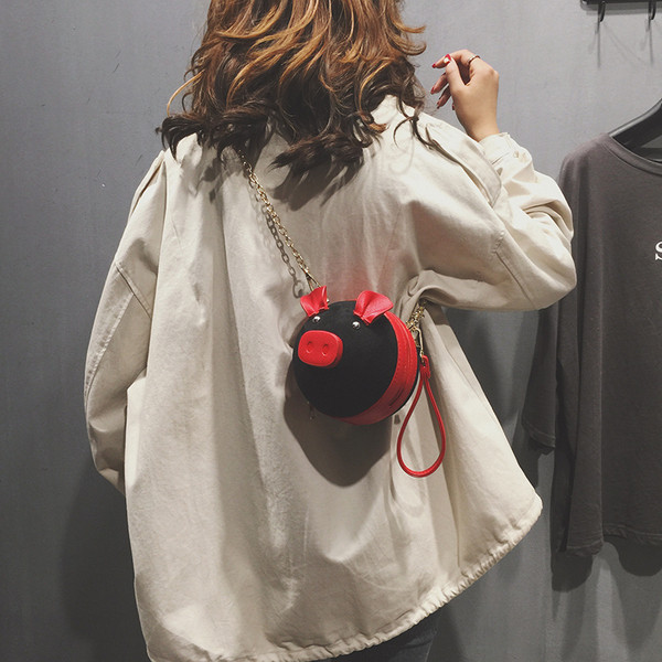 Sieviešu moderna soma apaļā formā ar 3D elementiem