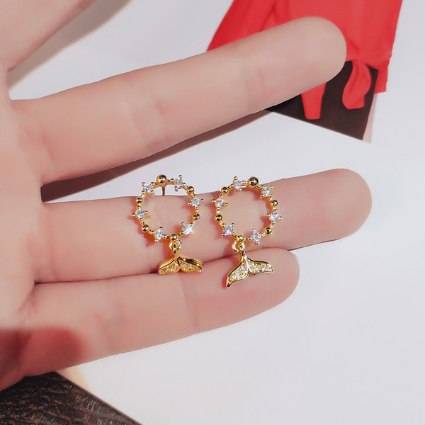 Apaļi sieviešu auskari ar astes kulonu