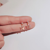 Mazie karājoši sieviešu auskari zvaigznes formā