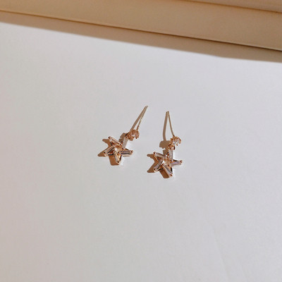 Mazie karājoši sieviešu auskari zvaigznes formā