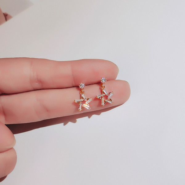 Mazie karājoši sieviešu auskari zvaigznes formā