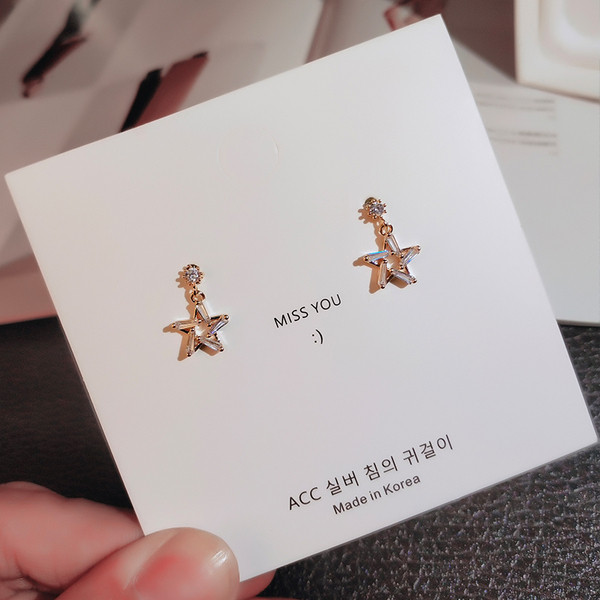 Mazie karājoši sieviešu auskari zvaigznes formā