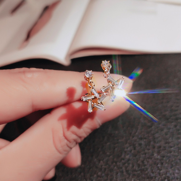 Mazie karājoši sieviešu auskari zvaigznes formā