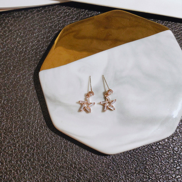 Mazie karājoši sieviešu auskari zvaigznes formā