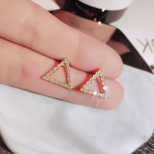 Kuldsed naiste kolmnurga kujulised kõrvarõngad