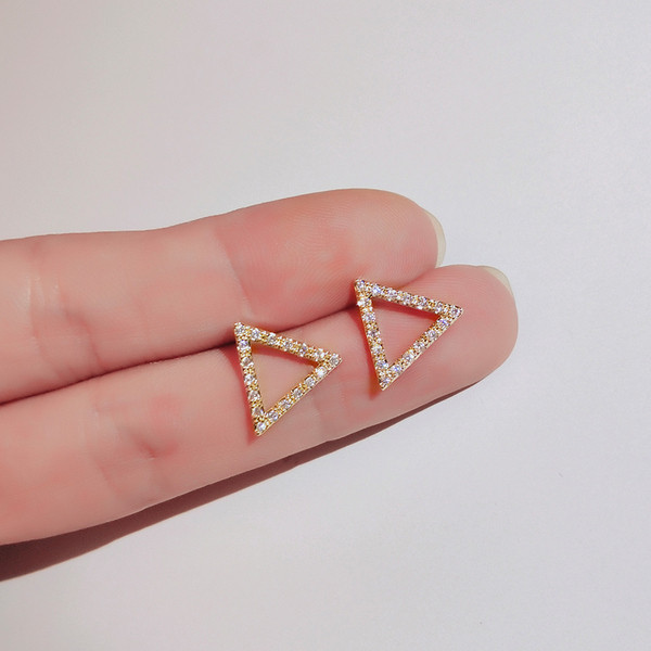 Kuldsed naiste kolmnurga kujulised kõrvarõngad