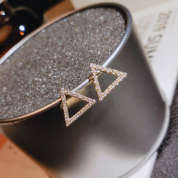 Kuldsed naiste kolmnurga kujulised kõrvarõngad