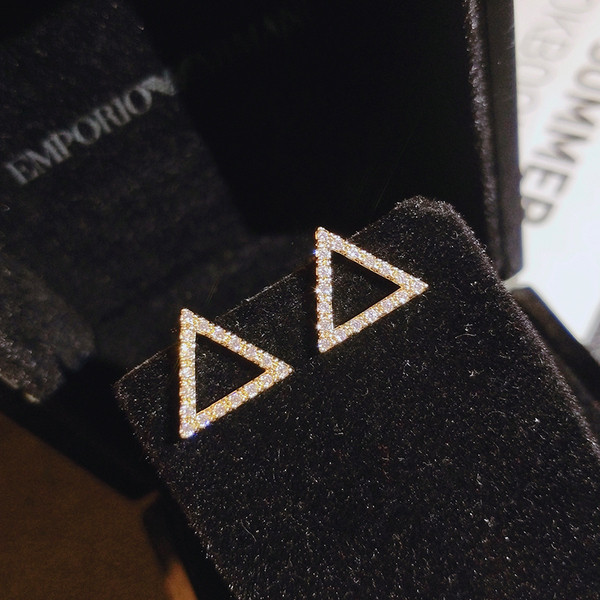 Kuldsed naiste kolmnurga kujulised kõrvarõngad