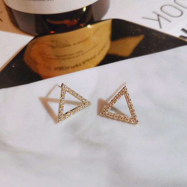 Kuldsed naiste kolmnurga kujulised kõrvarõngad