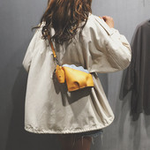 Aktuális női mini táska eko bőrből a vállán