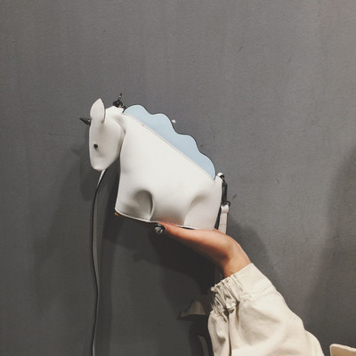 Aktuális női mini táska eko bőrből a vállán