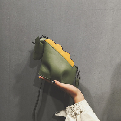 Aktuális női mini táska eko bőrből a vállán