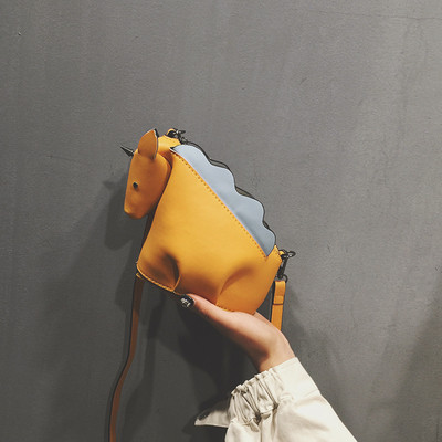 Aktuális női mini táska eko bőrből a vállán