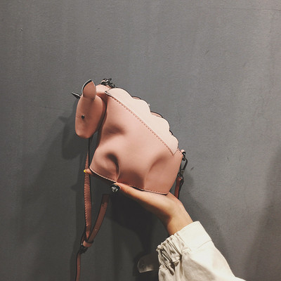 Aktuális női mini táska eko bőrből a vállán