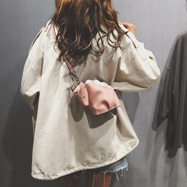 Aktuális női mini táska eko bőrből a vállán