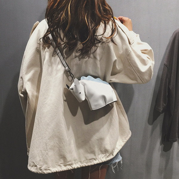 Aktuális női mini táska eko bőrből a vállán