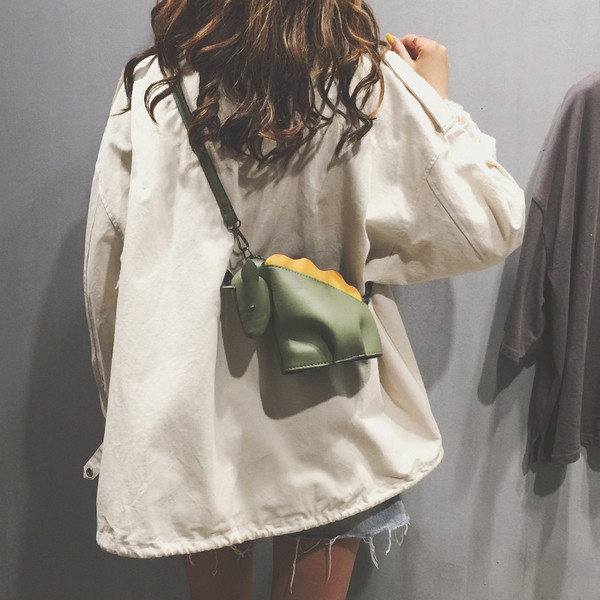 Aktuális női mini táska eko bőrből a vállán