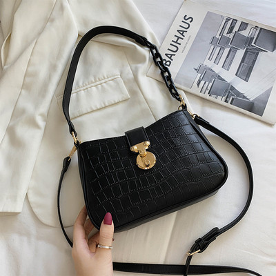 Naiste kaasaegne metallelementidega õlakott