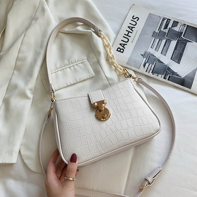 Naiste kaasaegne metallelementidega õlakott