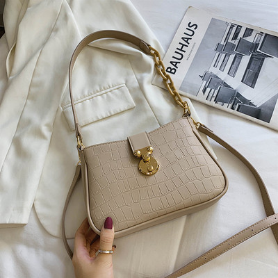 Naiste kaasaegne metallelementidega õlakott