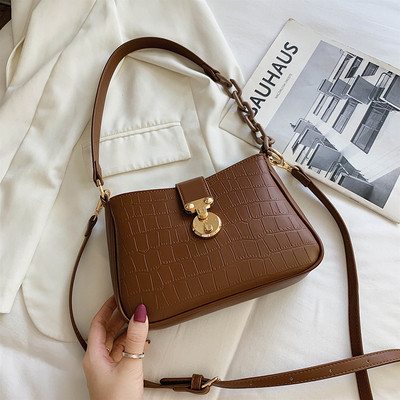 Naiste kaasaegne metallelementidega õlakott