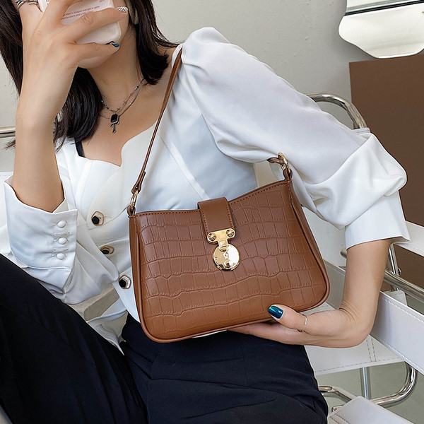 Naiste kaasaegne metallelementidega õlakott