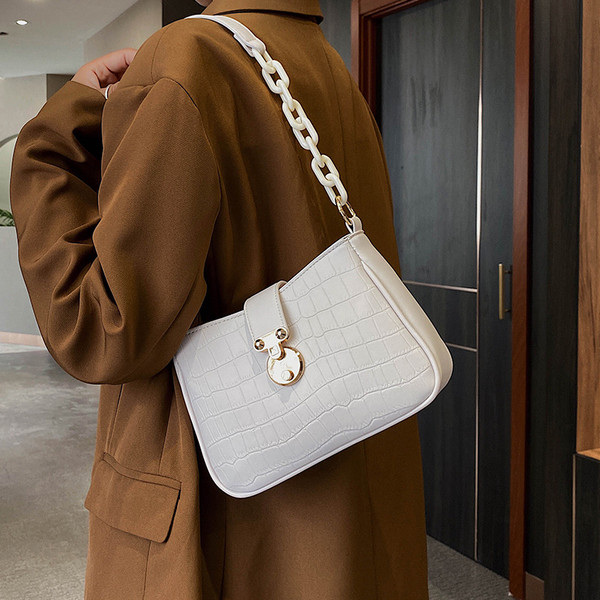 Naiste kaasaegne metallelementidega õlakott