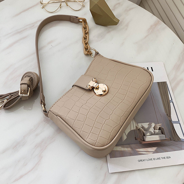 Naiste kaasaegne metallelementidega õlakott