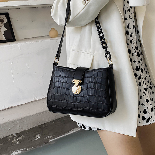 Naiste kaasaegne metallelementidega õlakott