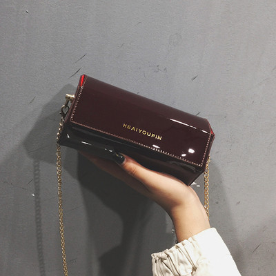 Κομψή γυναικεία τσάντα από οικολογικό δέρμα σε στρογγυλό σχήμα για τον ώμο