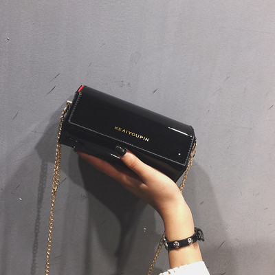 Κομψή γυναικεία τσάντα από οικολογικό δέρμα σε στρογγυλό σχήμα για τον ώμο