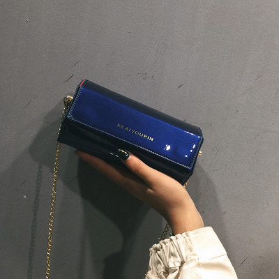 Κομψή γυναικεία τσάντα από οικολογικό δέρμα σε στρογγυλό σχήμα για τον ώμο