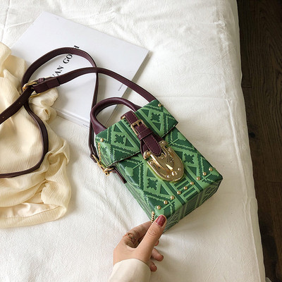 Sieviešu moderna soma no eko ādas ar īsu rokturi