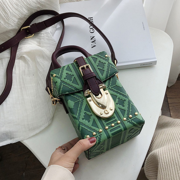 Sieviešu moderna soma no eko ādas ar īsu rokturi