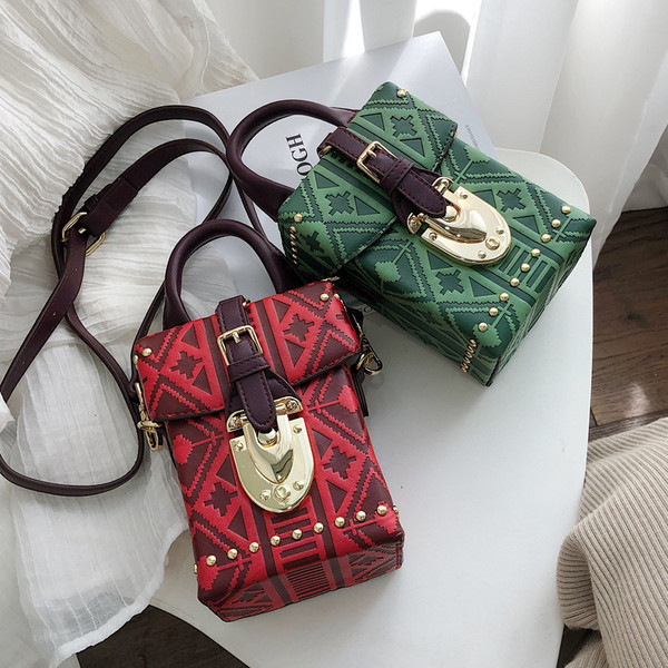 Sieviešu moderna soma no eko ādas ar īsu rokturi