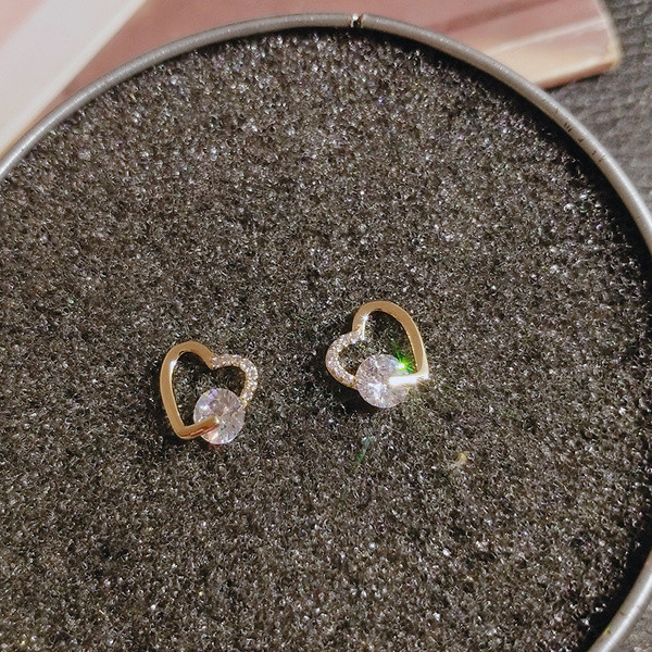 Moodsad naiste kividega südamekujulised kõrvarõngad