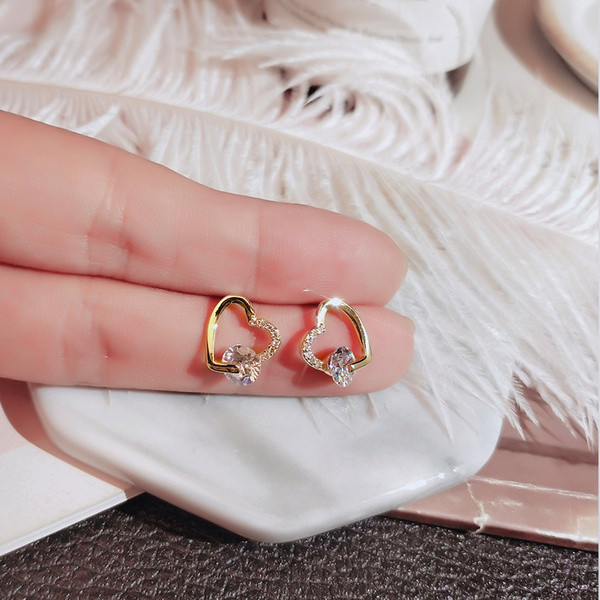 Moodsad naiste kividega südamekujulised kõrvarõngad