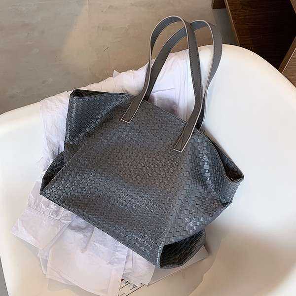 Liela ādas sieviešu plecu soma