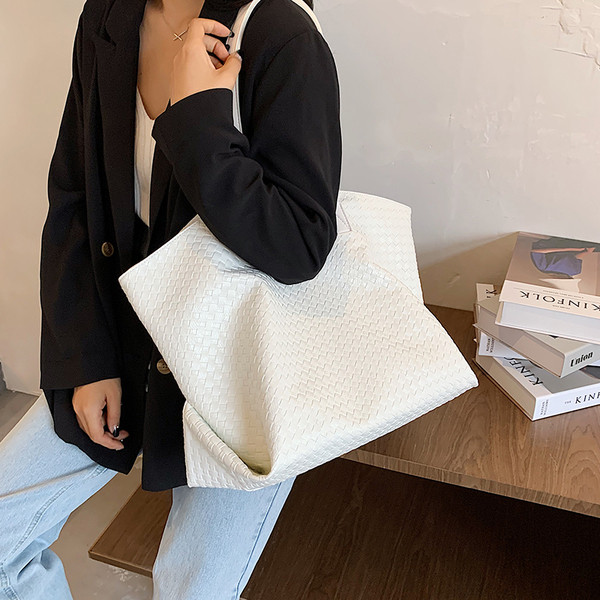 Liela ādas sieviešu plecu soma