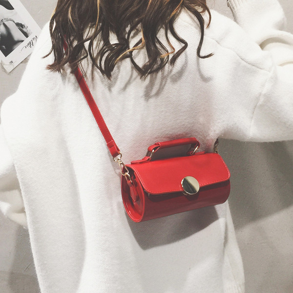 Sieviešu moderna maza soma apaļā formā ar īsu rokturi