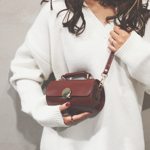 Sieviešu moderna maza soma apaļā formā ar īsu rokturi