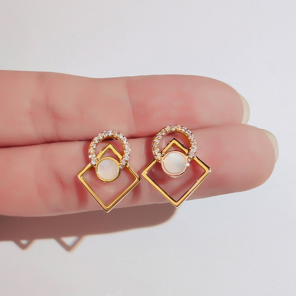 Zelta dāmu auskari ar ģeometriskām formām un akmeņiem