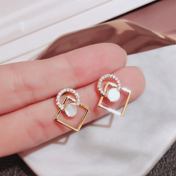 Zelta dāmu auskari ar ģeometriskām formām un akmeņiem